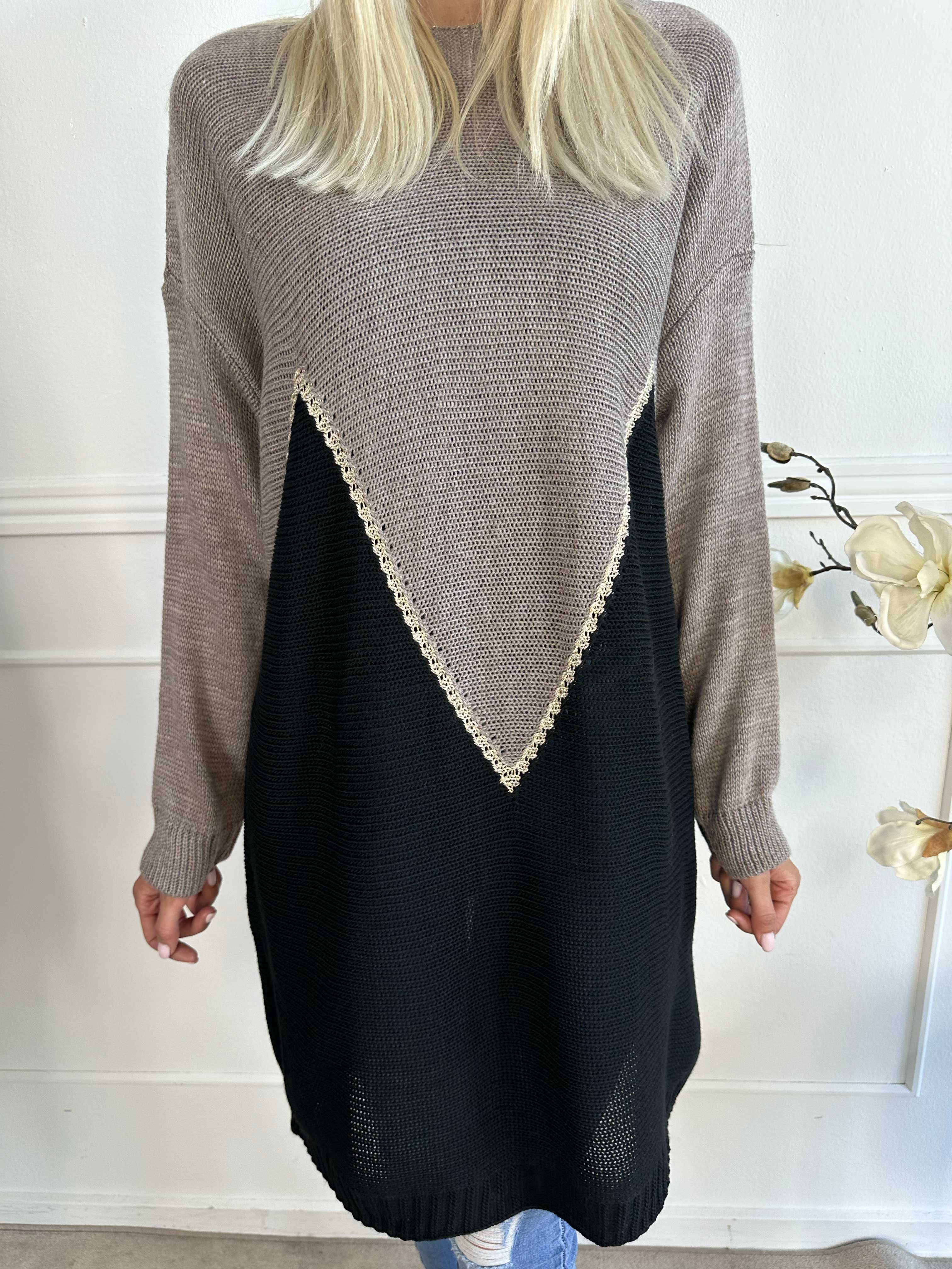 Amara - Tofarvet strikkjole med gulddetaljer